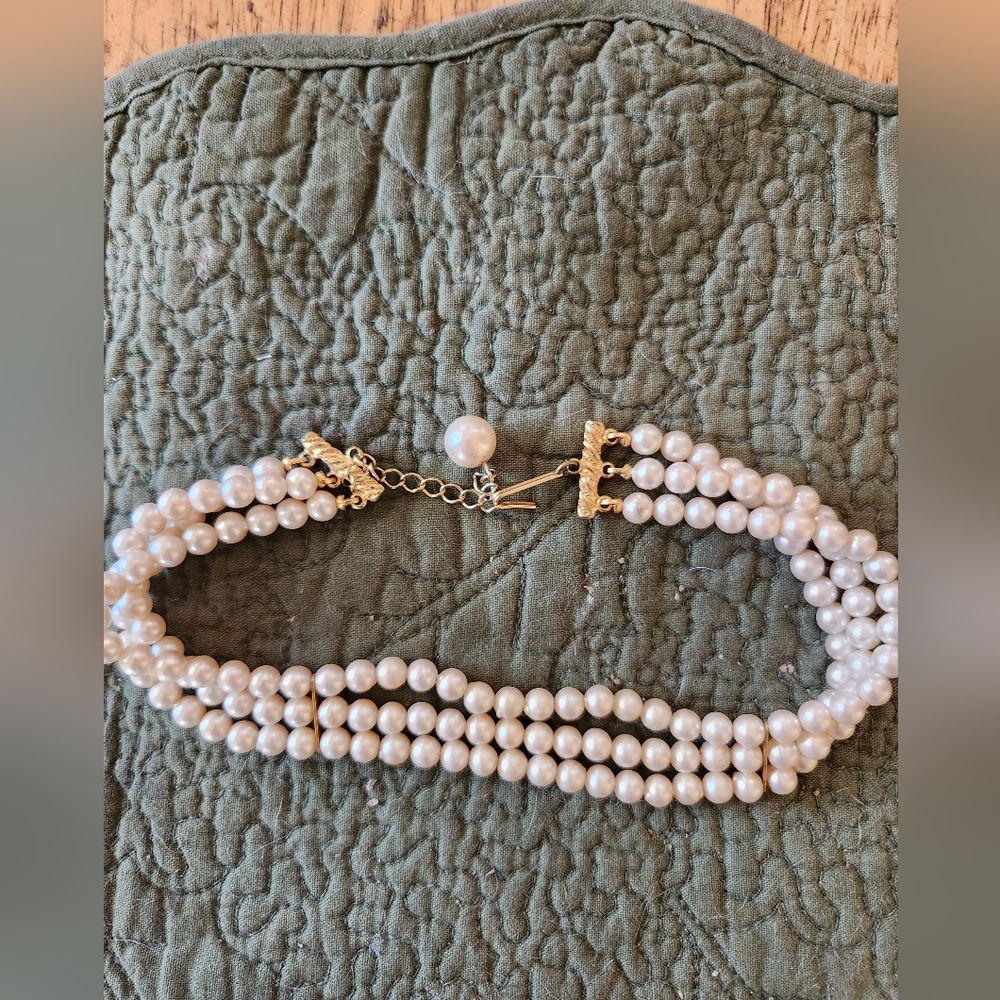 PEARL CHOKER TRIPLE STRAND LOVELY